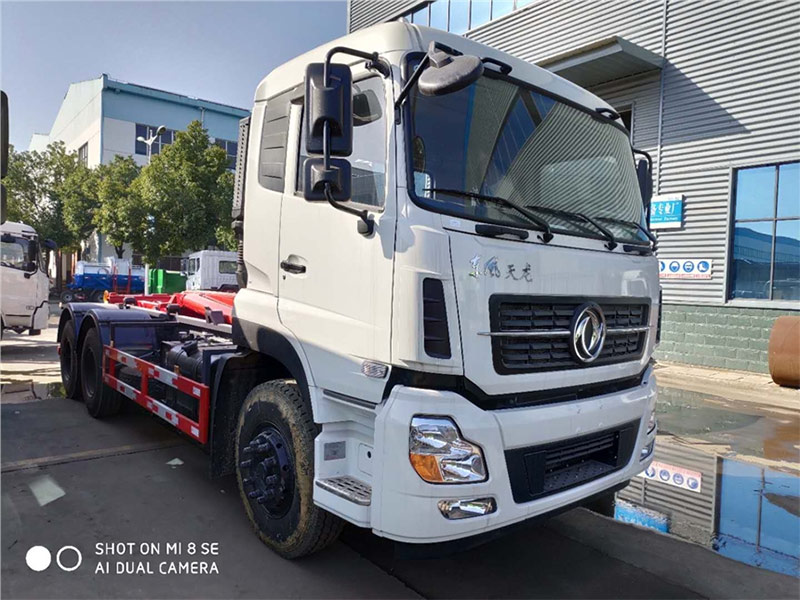 東風天龍后八輪勾臂式垃圾車